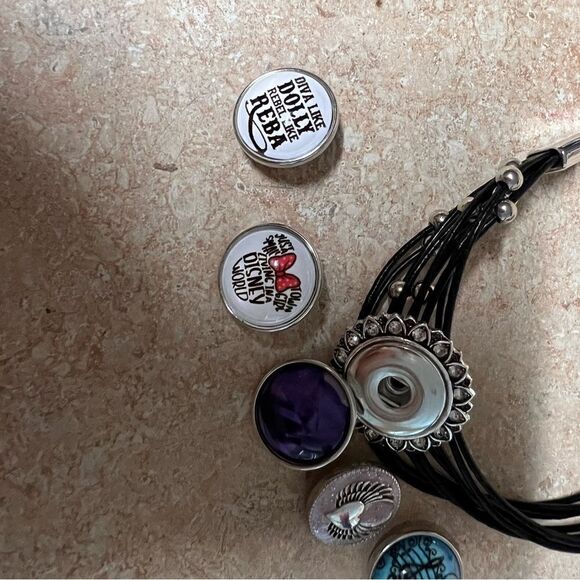 Bracelet with interchangeable charms - Picture 4 of 6